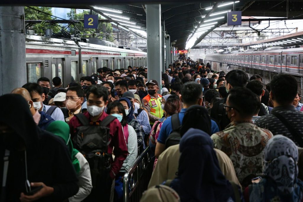 Generasi ”Polyworking”, Kerja Tanpa Henti meski Masa Depan Tak Pasti